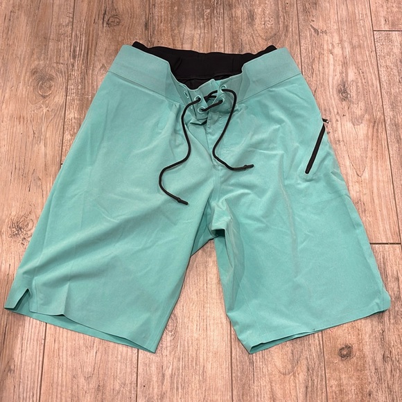 Lululemon Athletica Teal/Black Shorts with Liner Size 32 - Picture 1 of 8